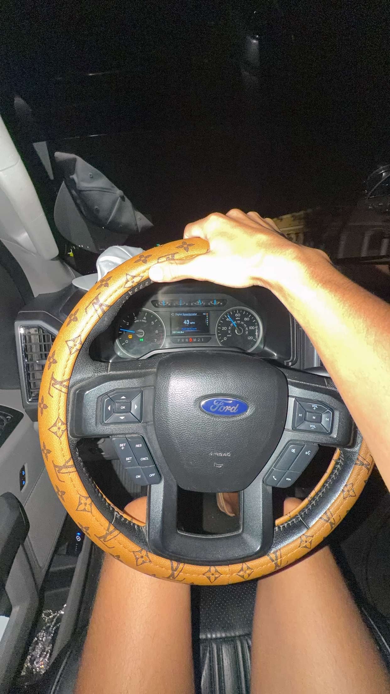 Tan Lv Steering wheel cover